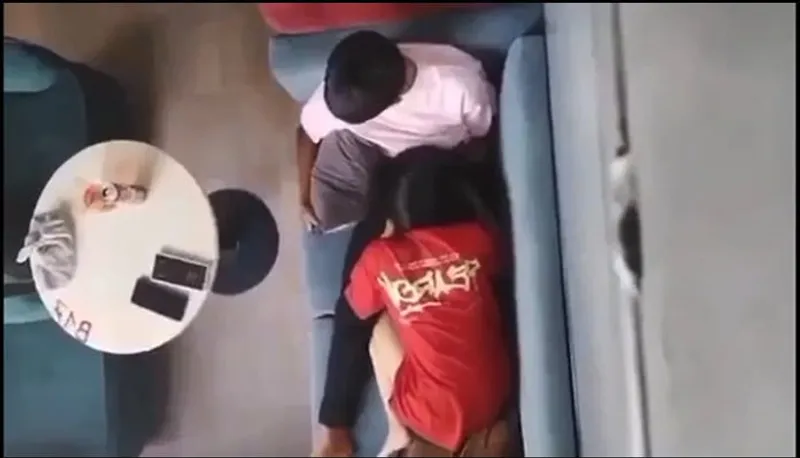 Quay lén nhân tình bú liếm cho người yêu nơi công cộng