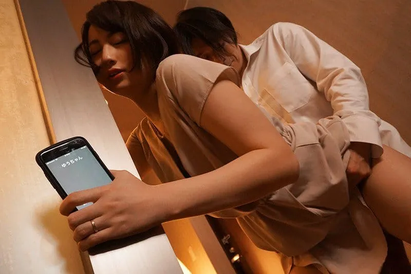 Người vợ đi họp lớp rồi quan hệ với nyc mặc cho chồng yêu ở nhà chờ