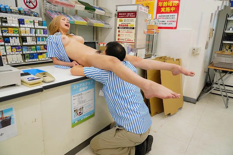Anh tiền bối tống tình nhóc con ngổ ngáo của chủ cửa hàng tiện lợi